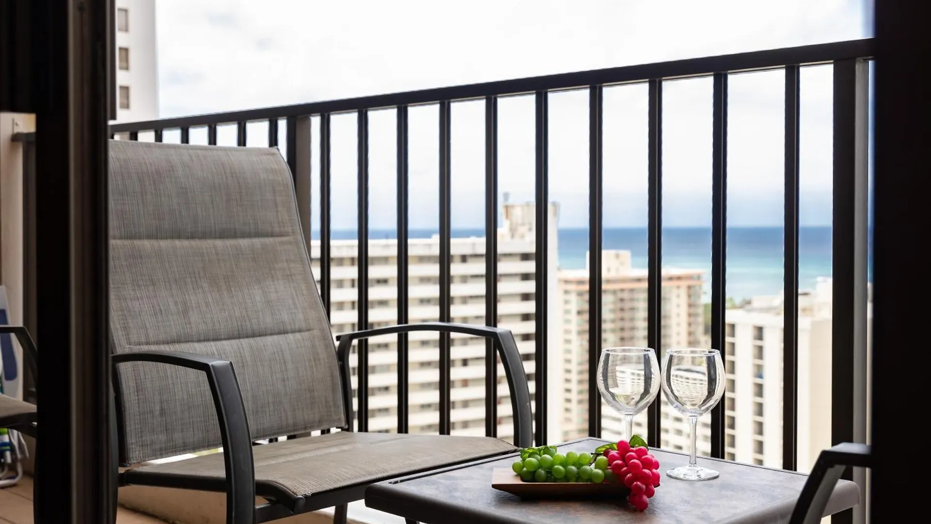Tropical Escape, Ocean Views Condo With Parking Honolulu